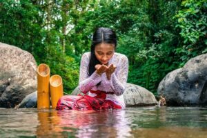 Sposoby na dobre samopoczucie kobieta kąpie się w rzece